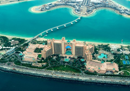 Blick auf Luxushotels auf der Jumeirah Palm